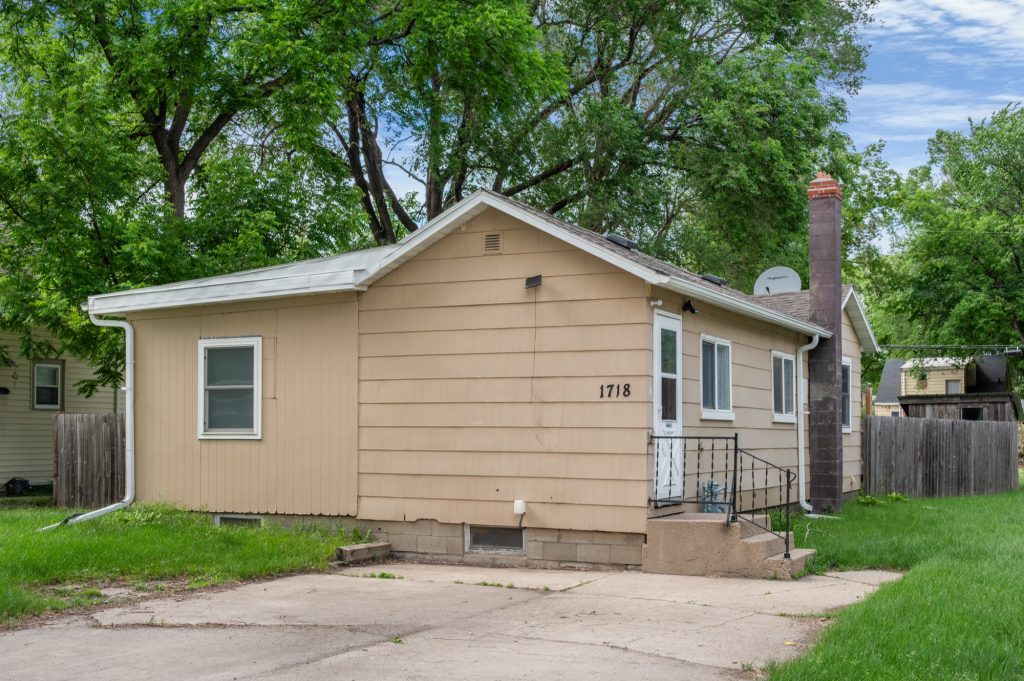 1718 Dyke Ave, Grand Forks, ND 58203
