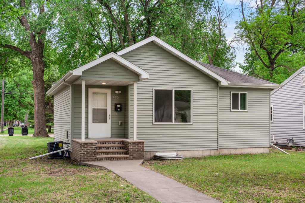 425 N 26th St, Grand Forks, ND 58203
