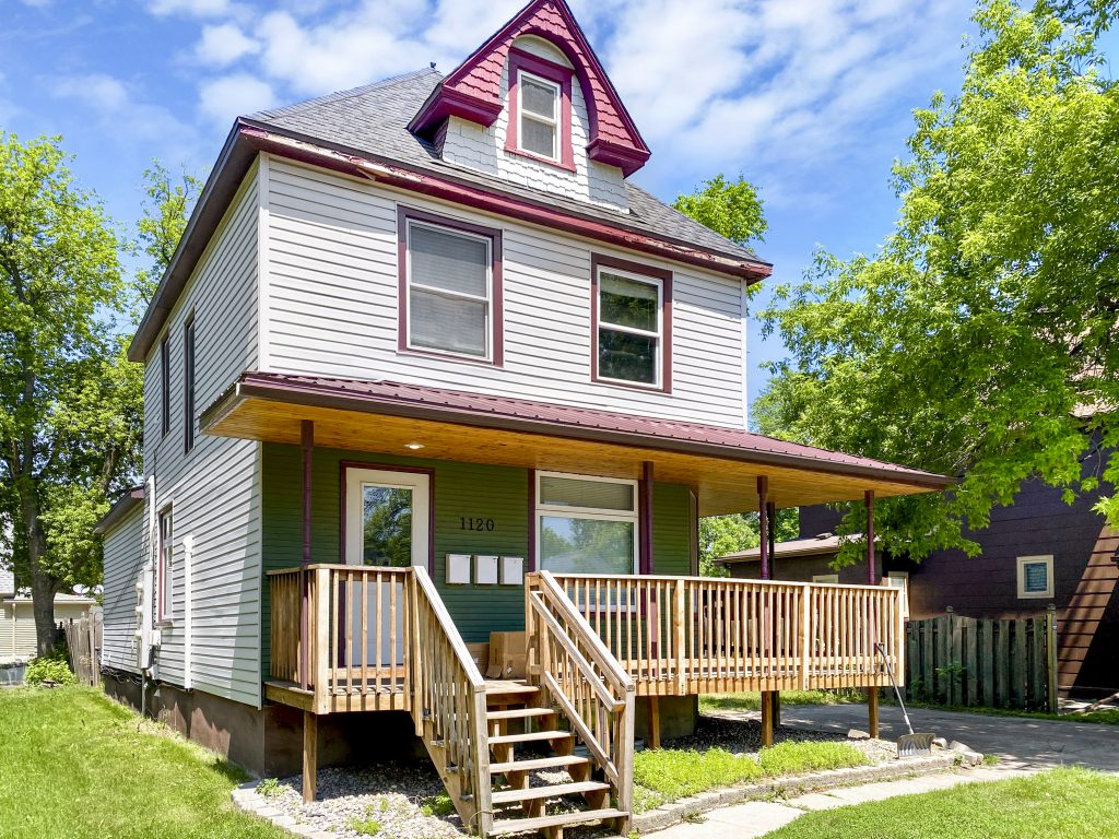 1120 University apt.#3, Grand Forks, ND 58203