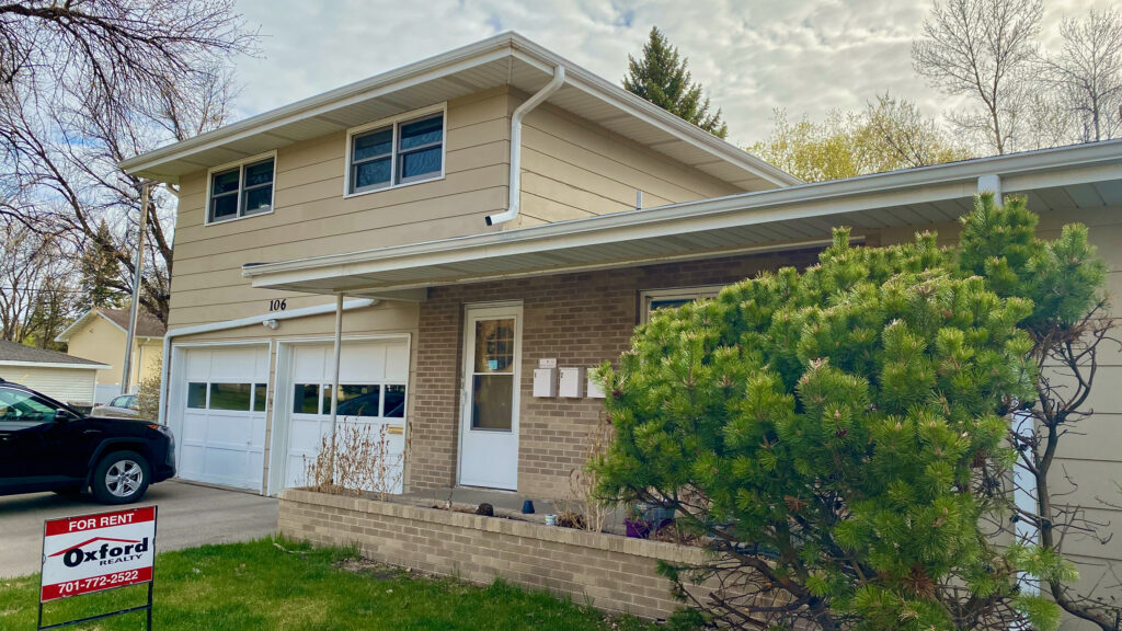 106 N 23rd St, Grand Forks, ND 58203