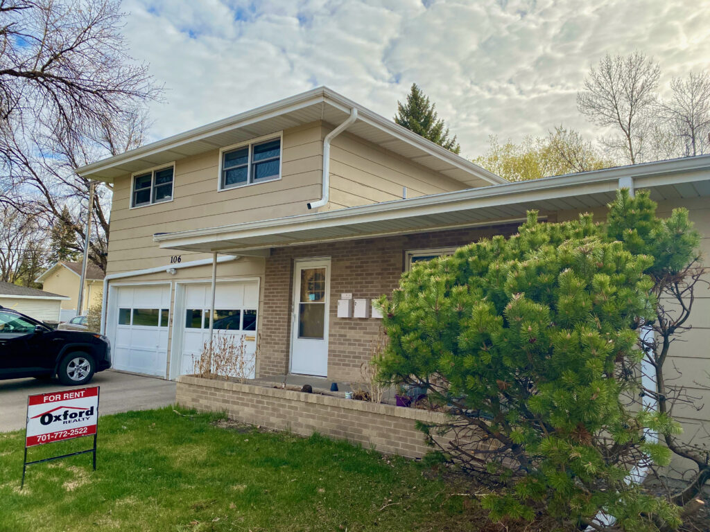 106 N 23rd St #1, Grand Forks, ND 58203