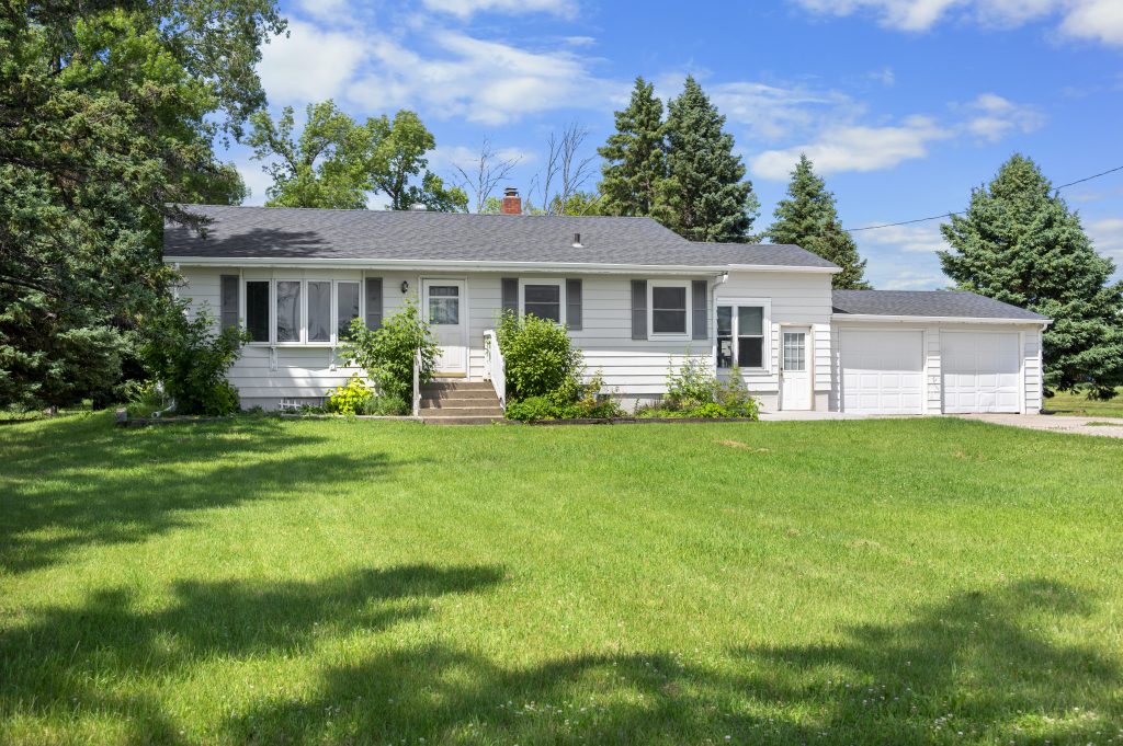 1696 47th Ave S, Grand Forks, ND 58201