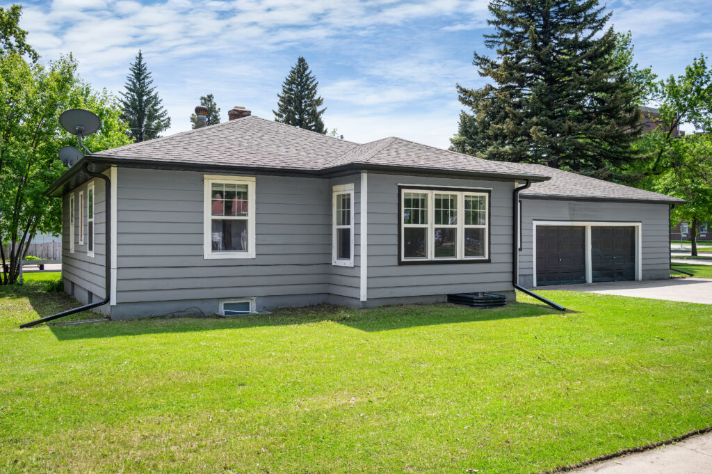 2629 6th Ave N, Grand Forks, ND 58203