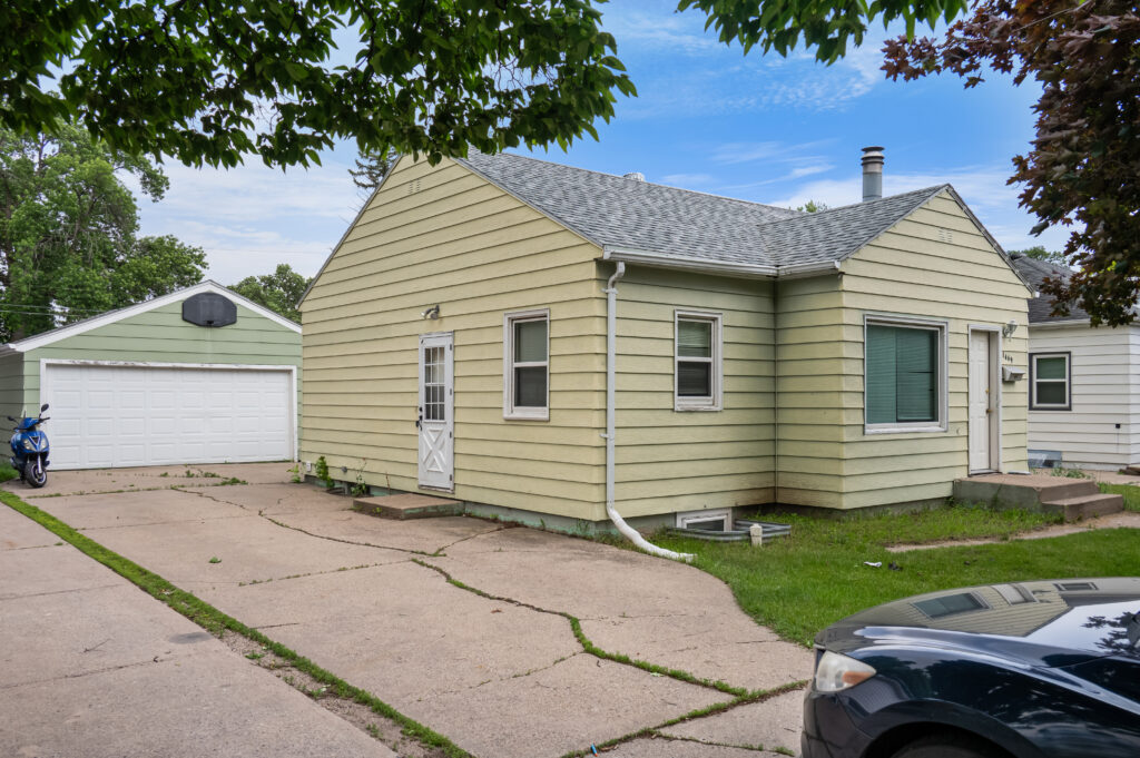 1449 7th Ave N, Fargo, ND 58102
