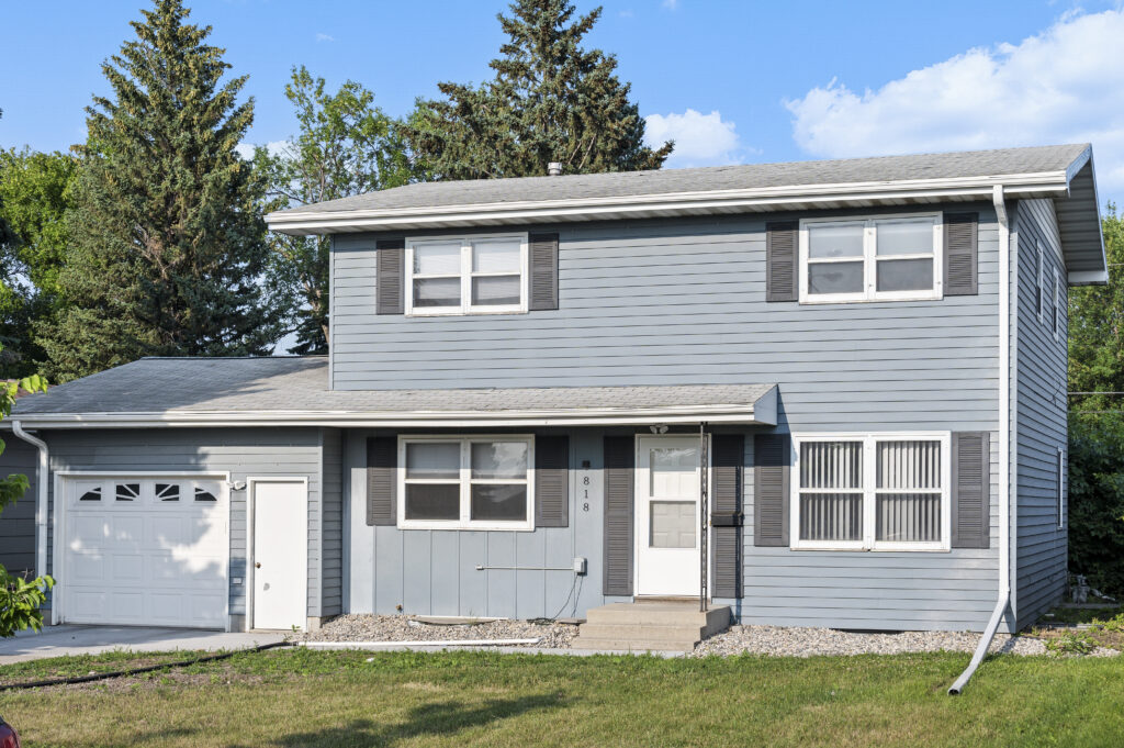 818 N Columbia Rd, Grand Forks, ND 58203