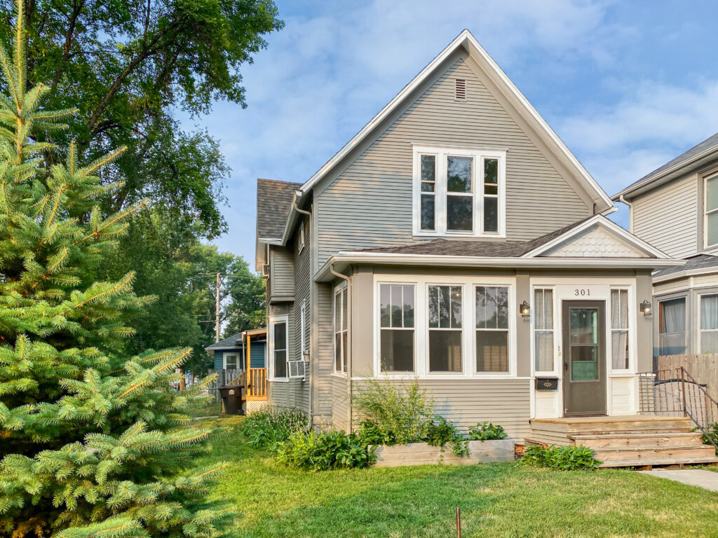 301 N 6th St, Grand Forks, ND 58203