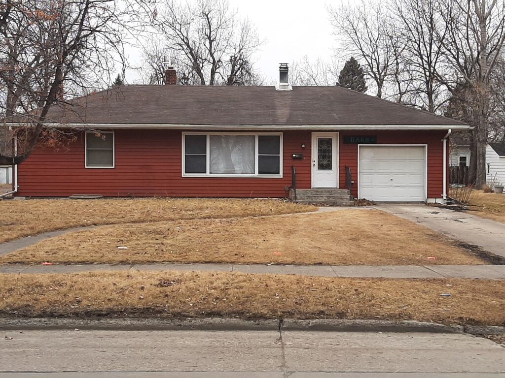 515 N 25th St, Grand Forks, ND 58201