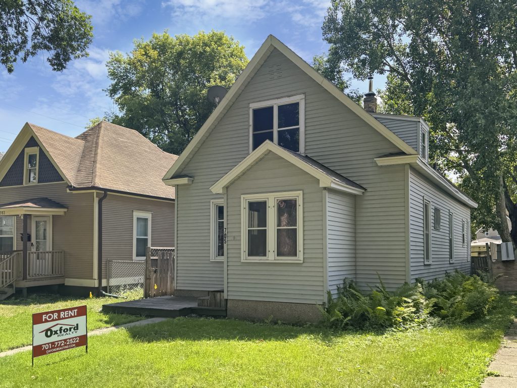 705 N 4th St, Grand Forks, ND 58203