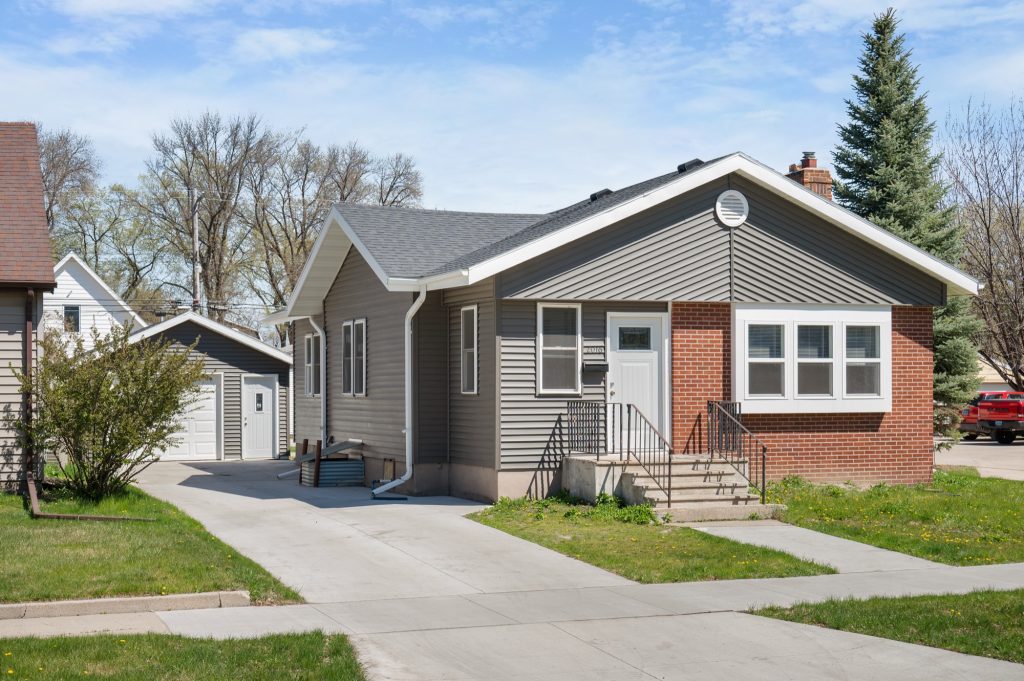2016 University Avenue, Grand Forks, ND 58203