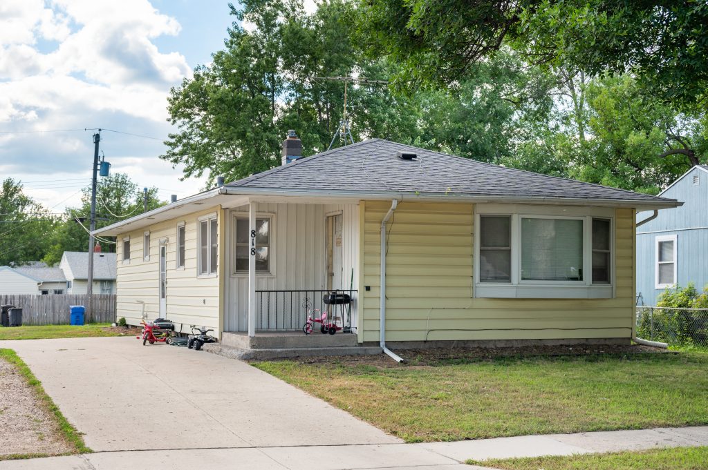 818 N 28th St, Fargo, ND 58107