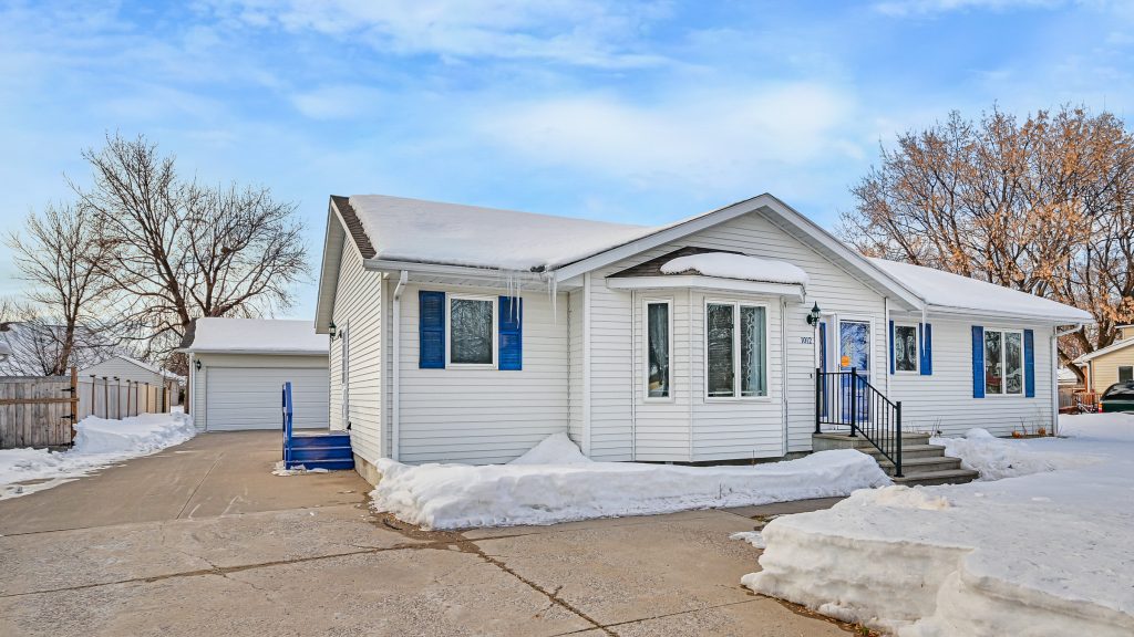 1012 Rhinehart Dr SE, East Grand Forks, MN 56721