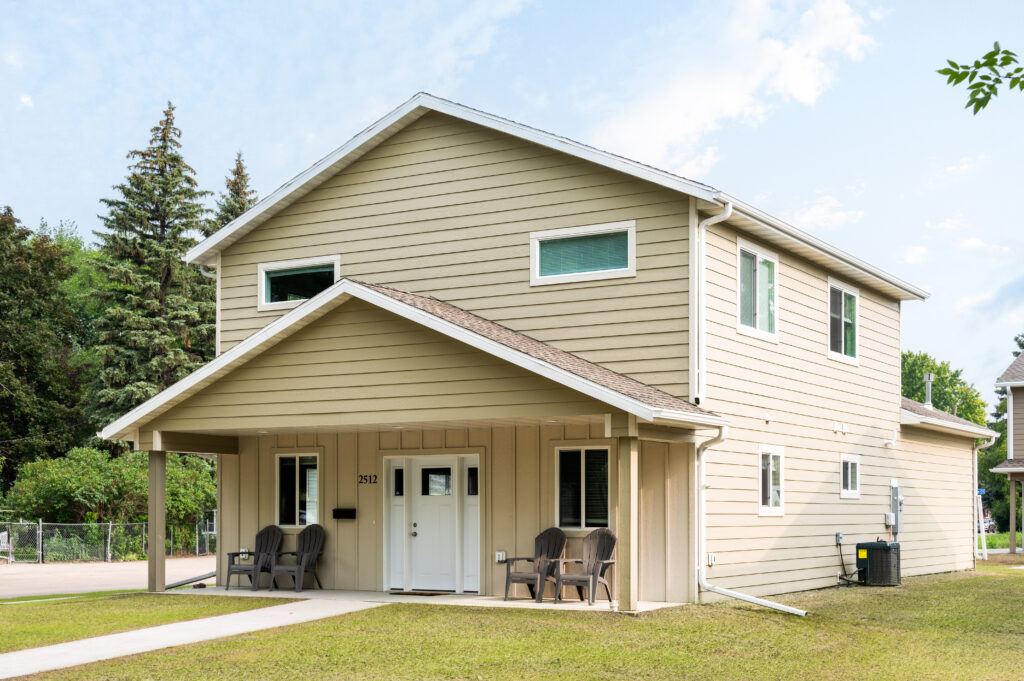 2512 6th Ave N , Grand Forks, ND 58203