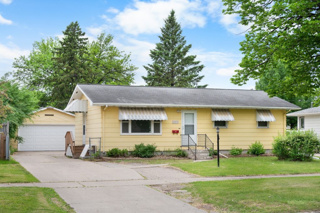 806 S 20th St, Grand Forks, ND 58203