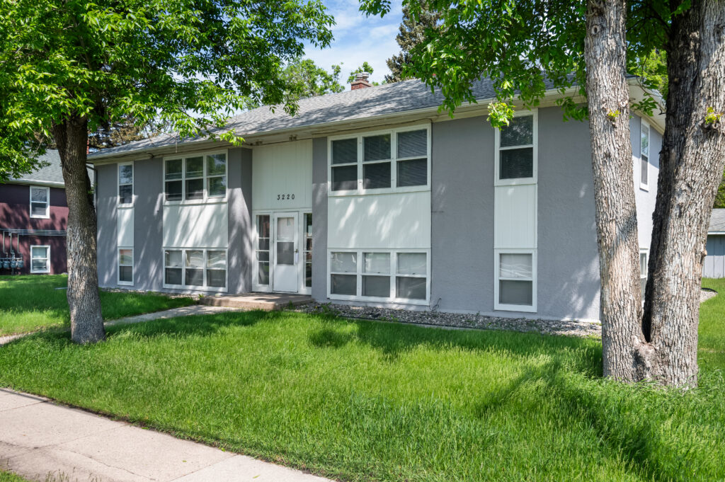 3220 5th Ave N, Grand Forks, ND 58203