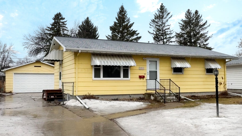 806 S 20th St, Grand Forks, ND 58203
