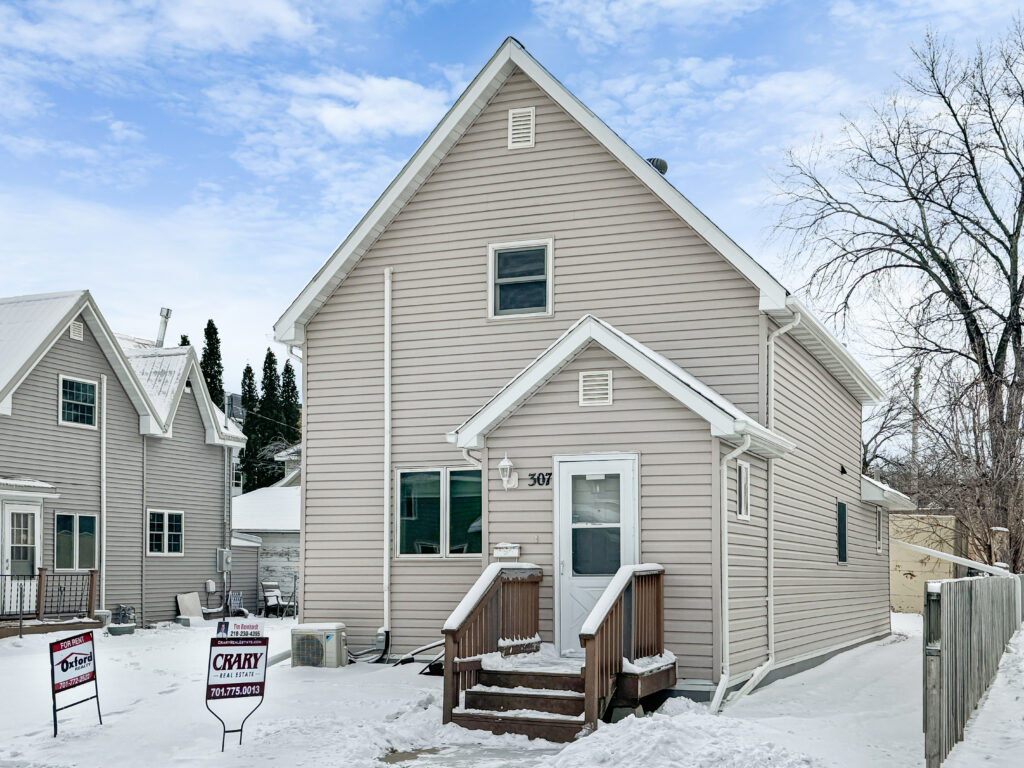 307 N 8th St, Grand Forks, ND 58203