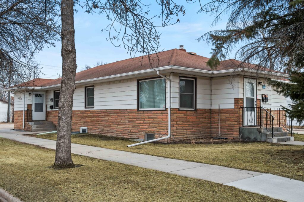602 N 19th St, Grand Forks, ND 58203