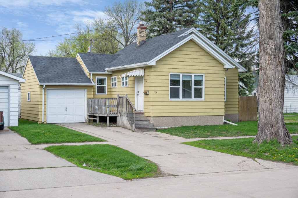 714 10th Ave S, Grand Forks, ND 58201