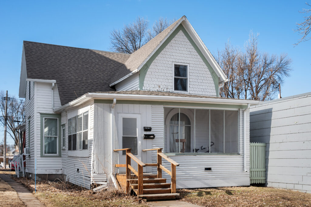 313 N 4th St, Grand Forks, ND 58203