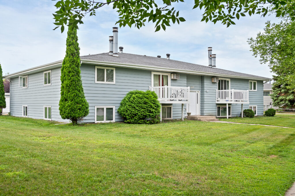 1717 Continental Dr , Grand Forks, ND 58203