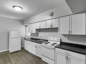 3 bed, 1 bath Photo 1