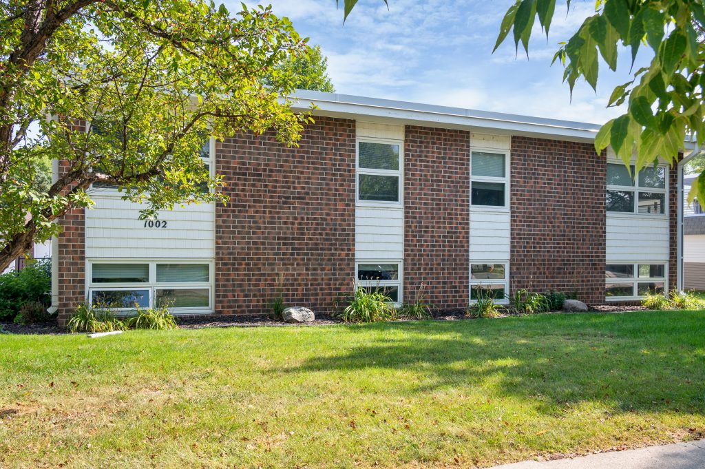 1002 N 39th St, Grand Forks, ND 58203