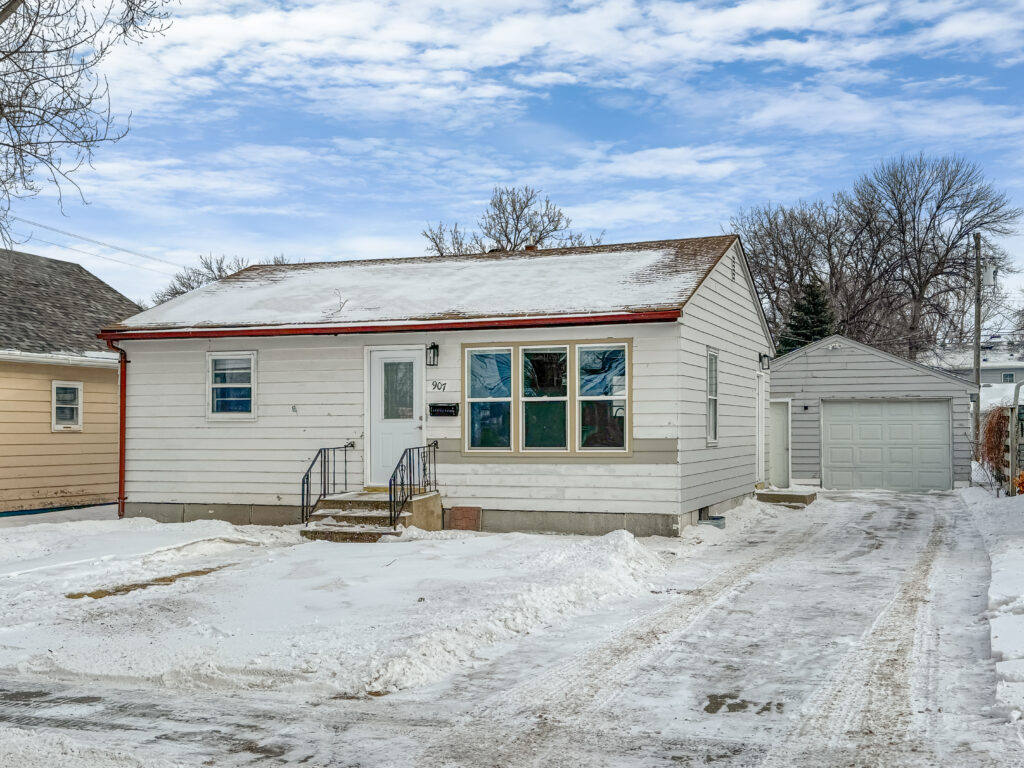 907 S 12th St, Grand Forks, ND 58201