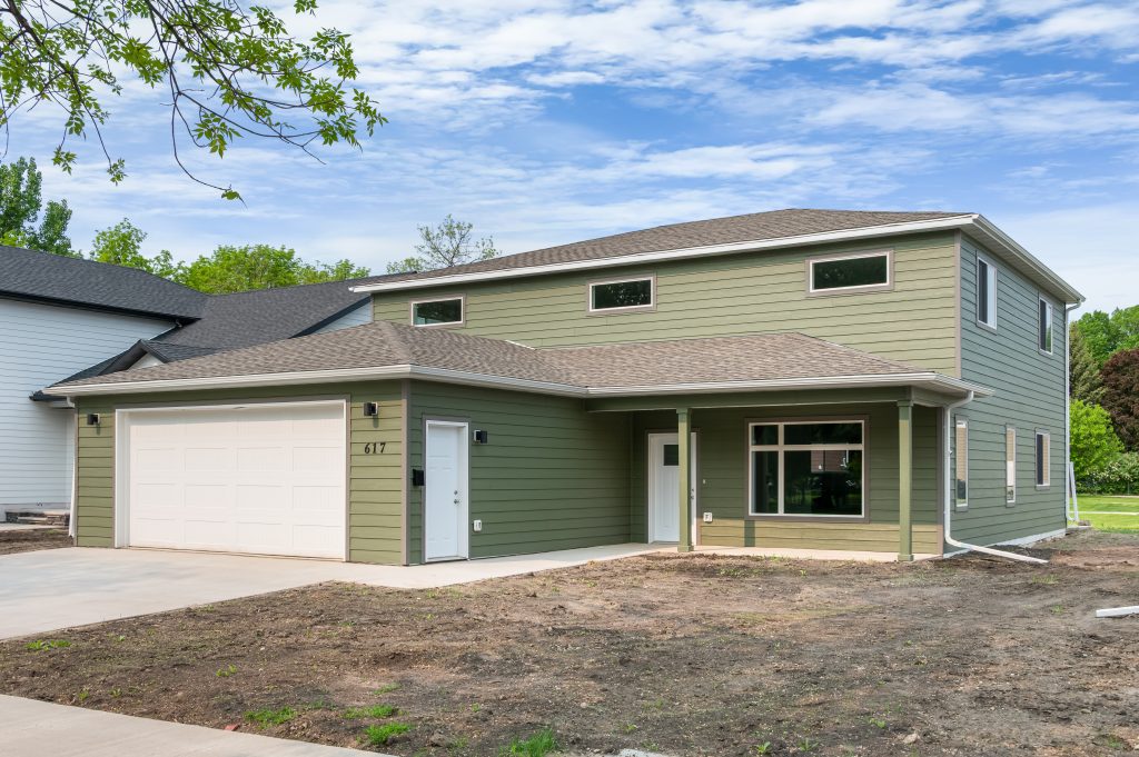617 N 25th St, Grand Forks, ND 58203
