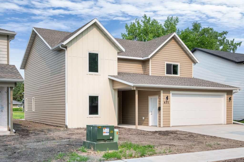631 N 25th St, Grand Forks, ND 58203