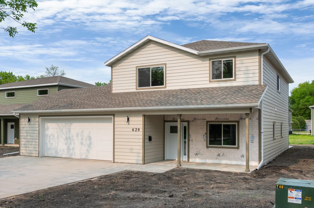 629 N 25th St, Grand Forks, ND 58203