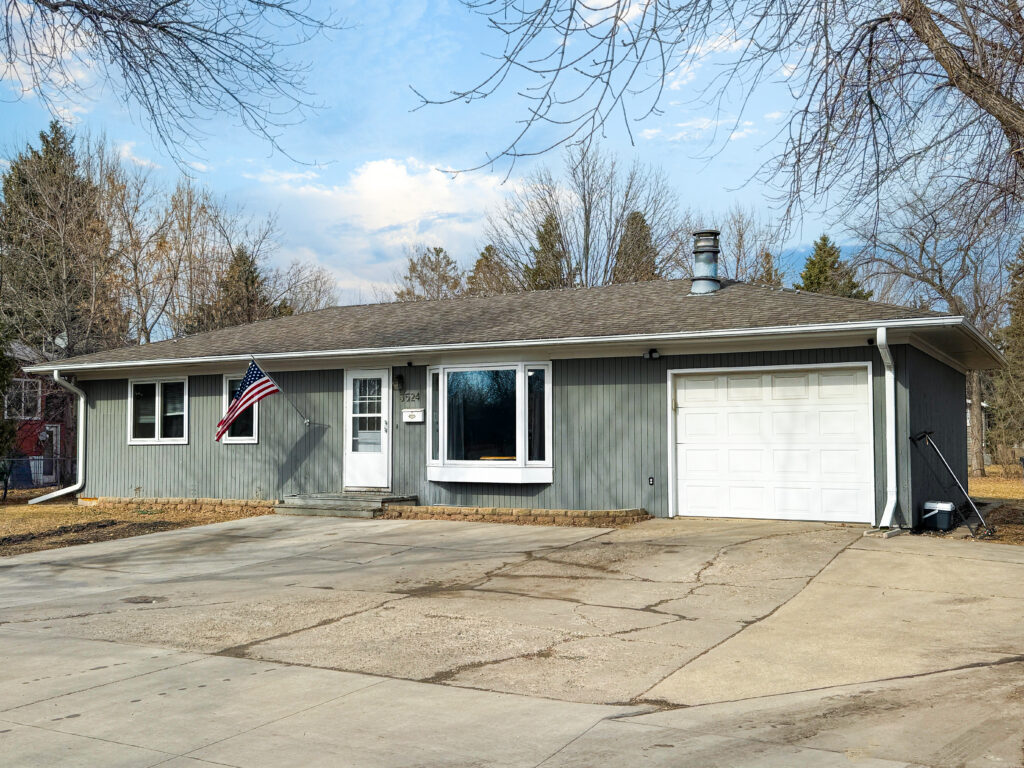 3524 6th Ave N, Grand Forks, ND 58203