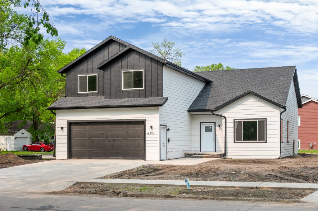 605 N 25th St, Grand Forks, ND 58203