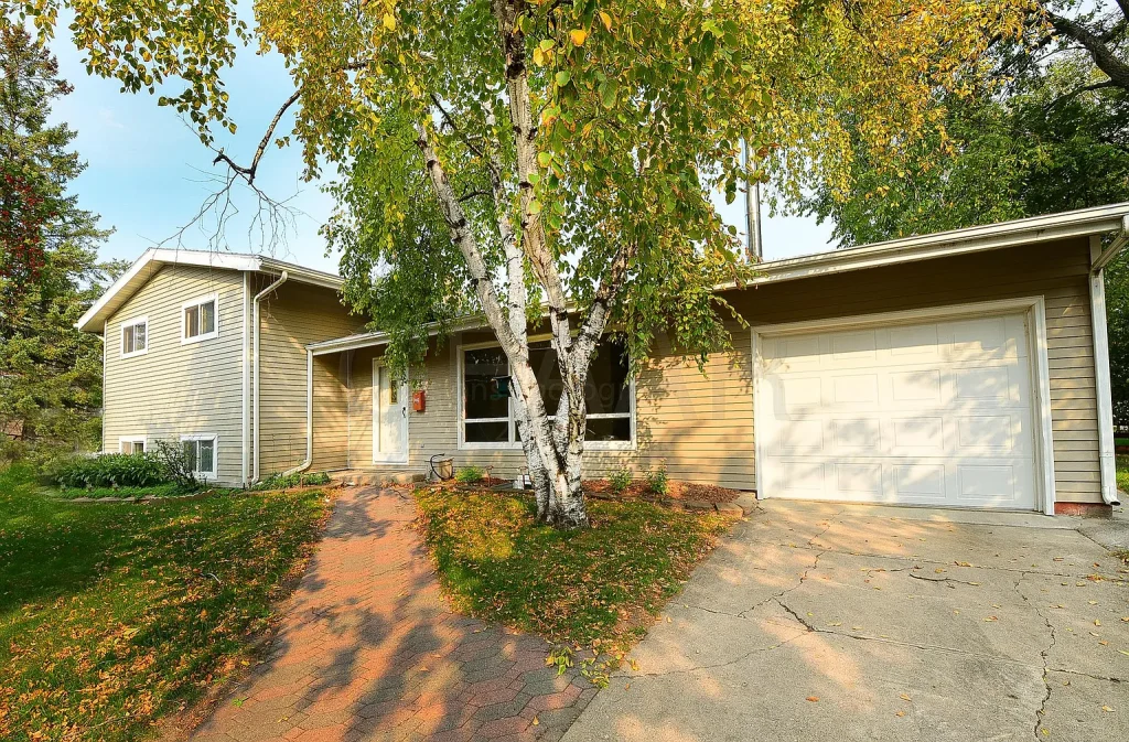 904 N 25th St, Grand Forks, ND 58203