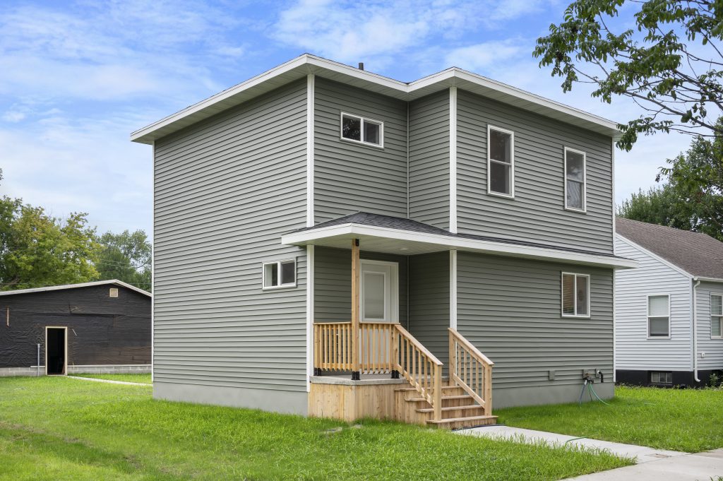 1607 8th Ave N, Grand Forks, ND 58203