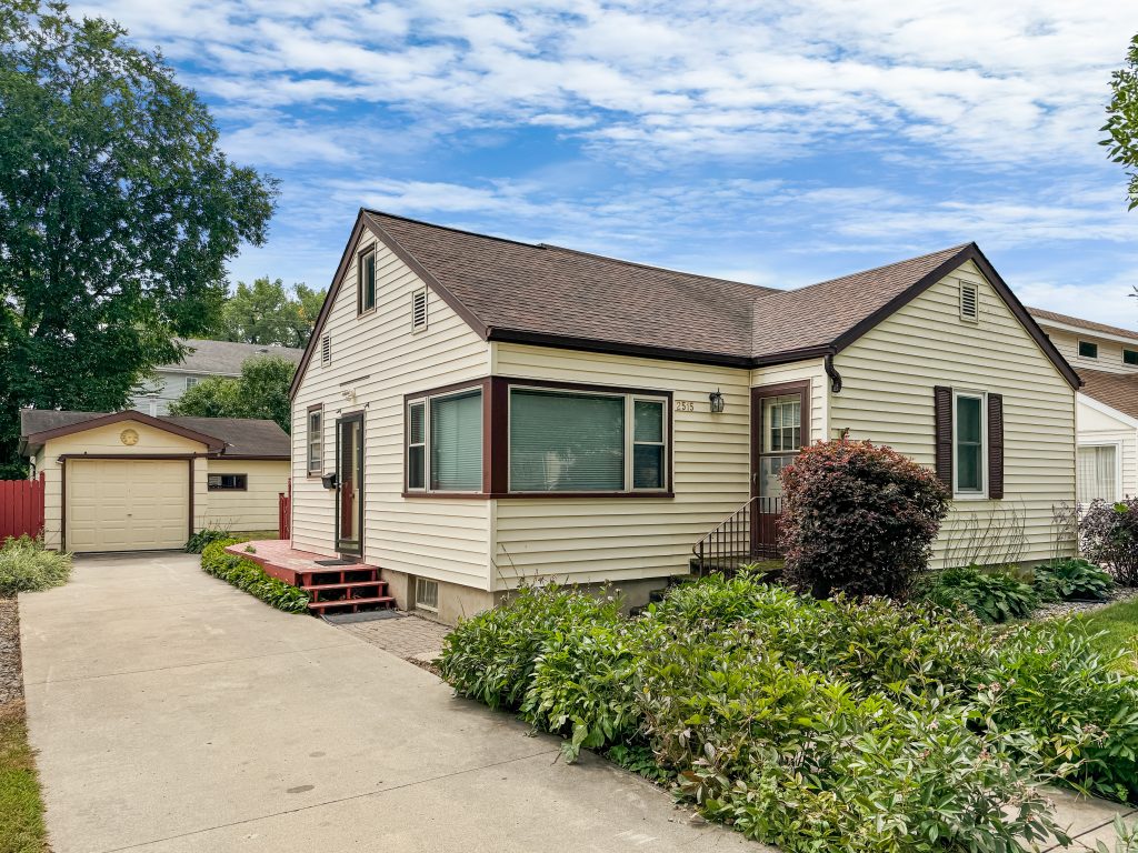 2515 4th Ave N, Grand Forks, ND 58203