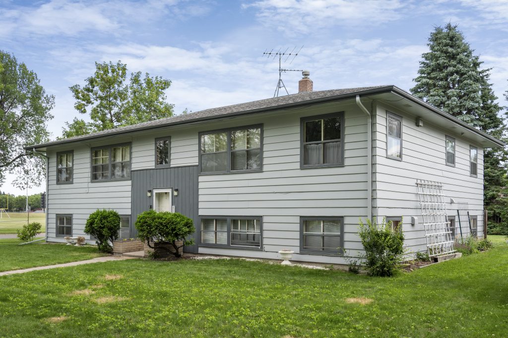 904 18th St S, Moorhead, MN 56560