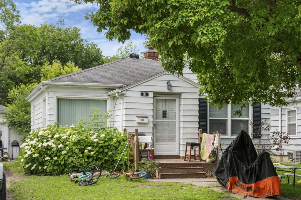 913 10th St S, Moorhead, MN 56560