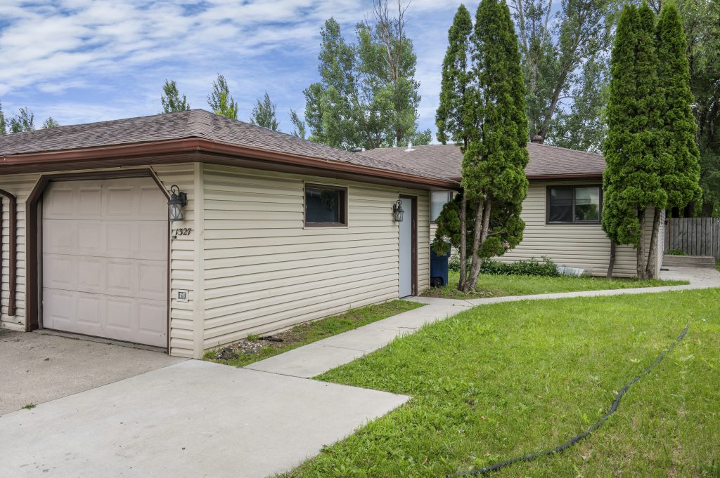 1327 34th Ave S, Moorhead, MN 56560