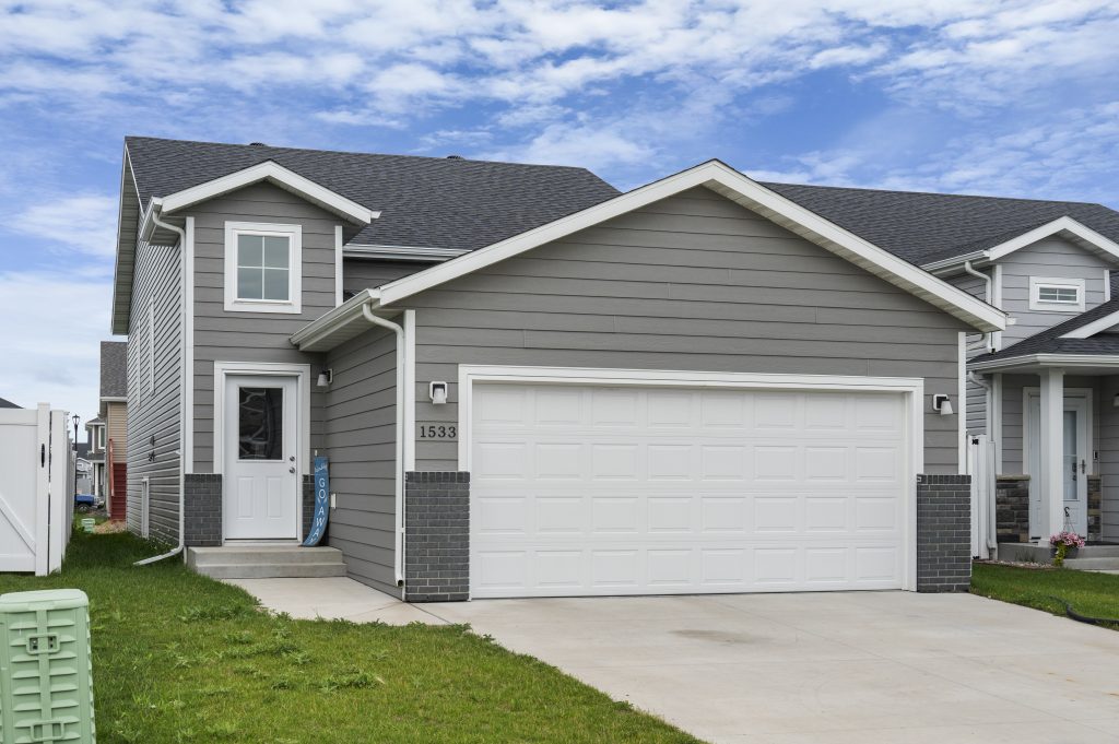 1533 69th Ave S, Fargo, ND 58104