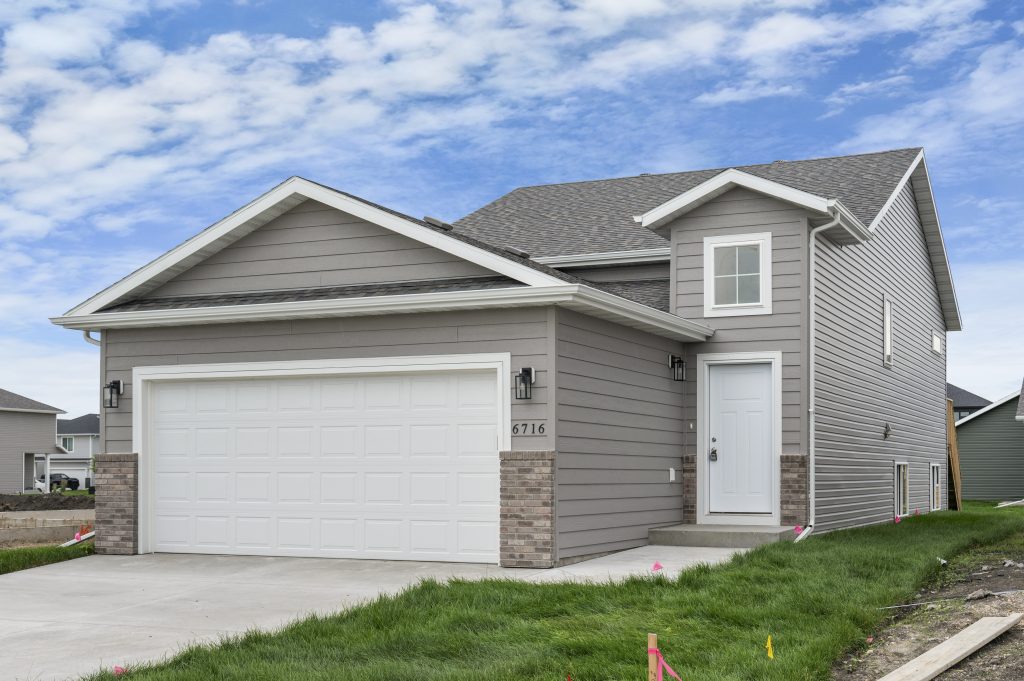 6716 Meadow View Dr, Fargo, ND 58104