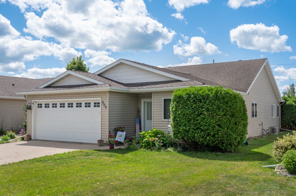 809 Morningside Dr, Casselton, ND 58102