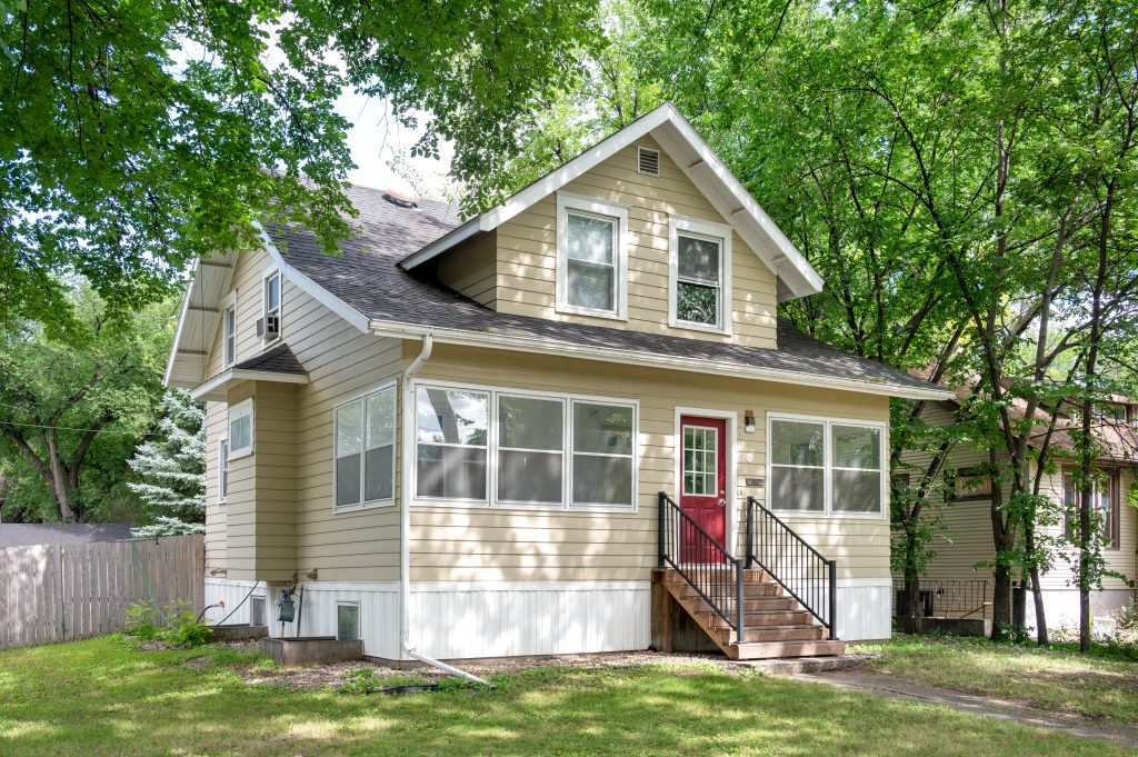 919 College St N, Fargo, ND 58102