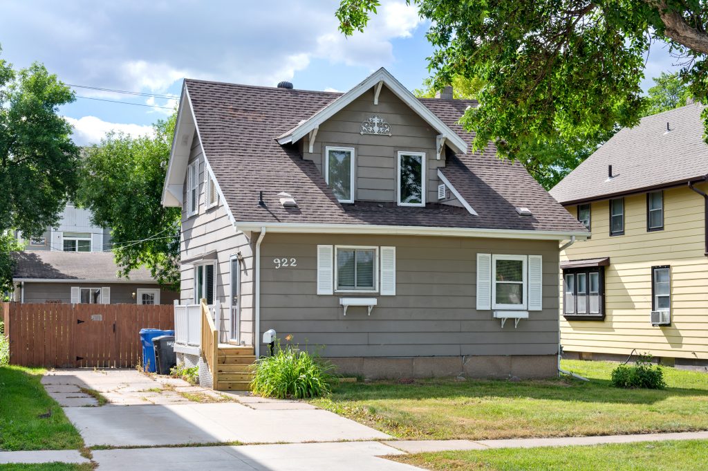 922 N 15th St, Fargo, ND 58102