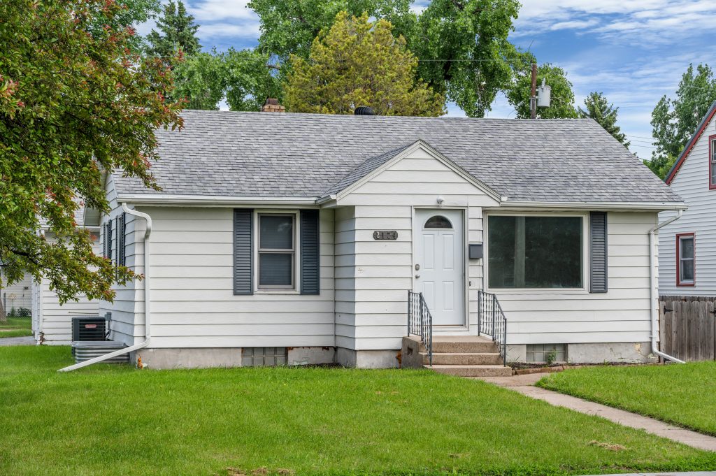 2124 8th Ave N, Grand Forks, ND 58203
