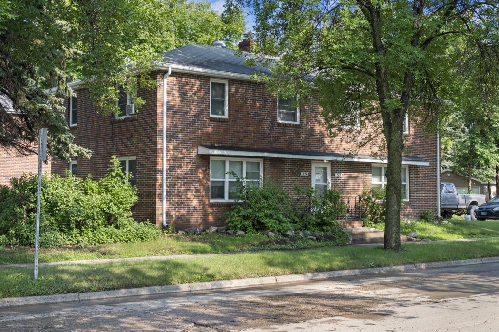224 N 23rd St, Grand Forks, ND 58203
