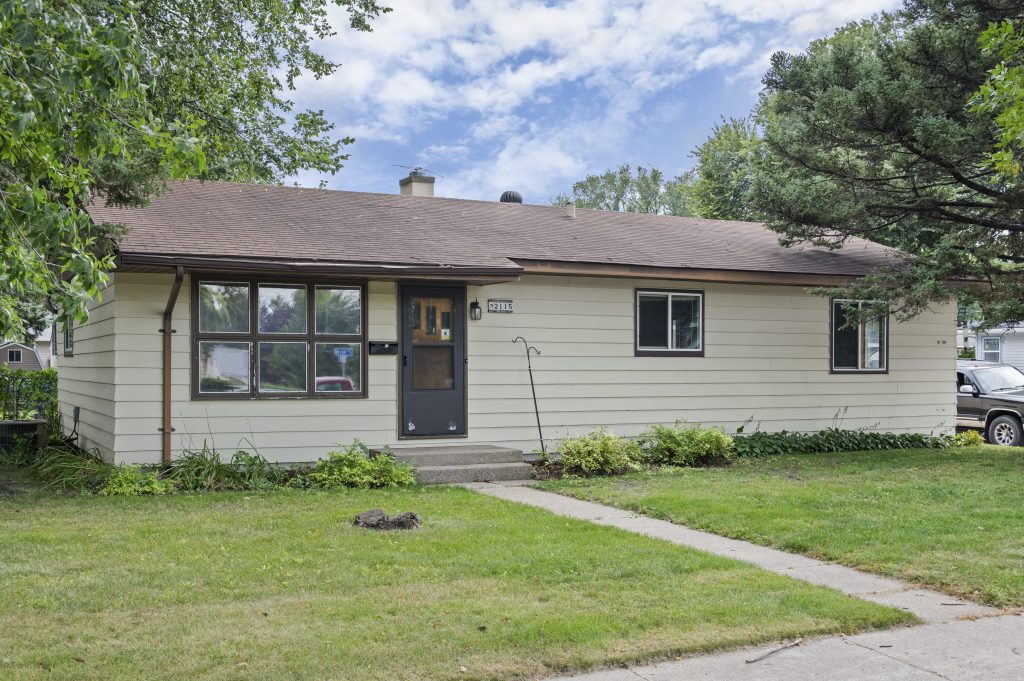2115 7th Ave N, Grand Forks, ND 58203