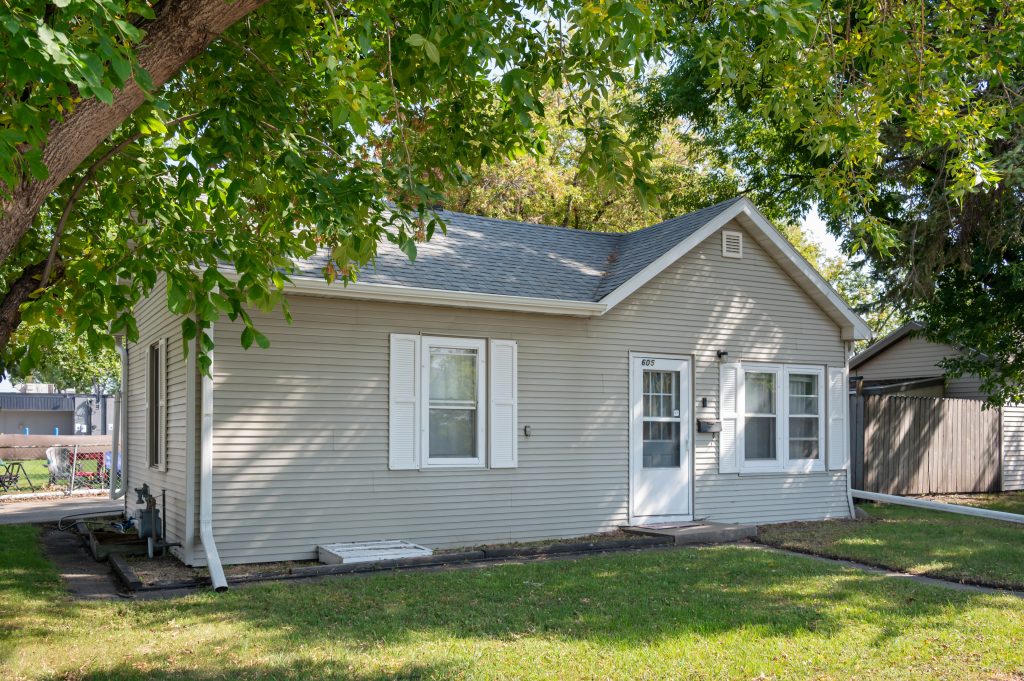 605 S 15th St, Grand Forks, ND 58203