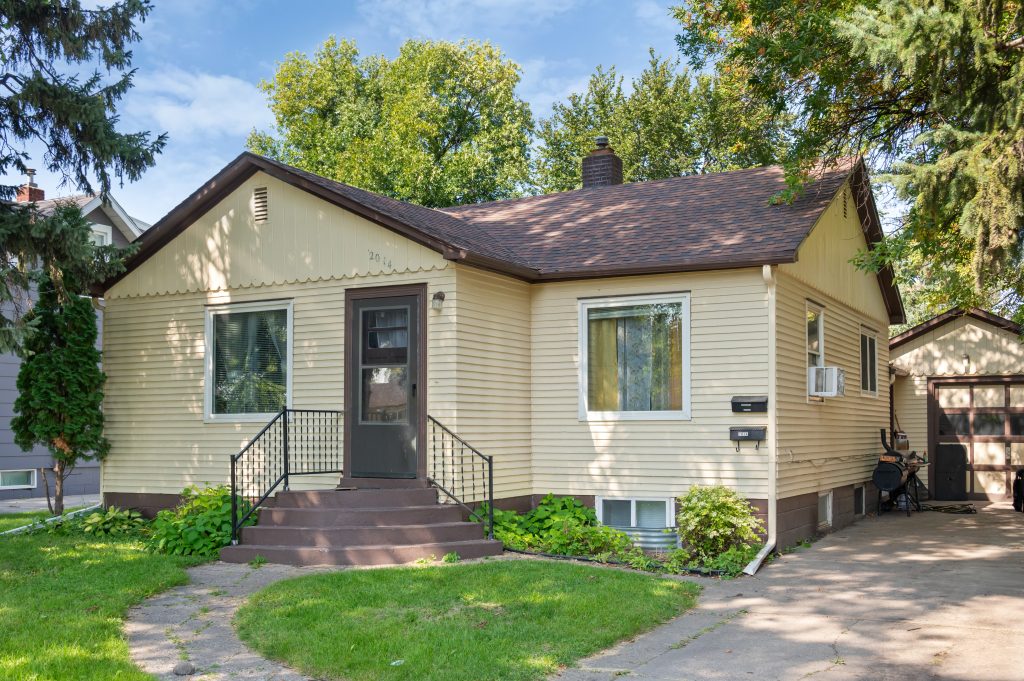 2014 1st Ave N, Grand Forks, ND 58201