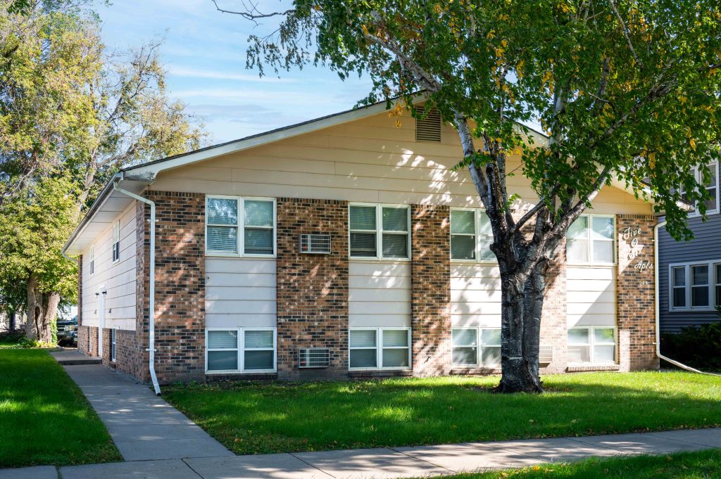 506 N 4th St, Grand Forks, ND 58203