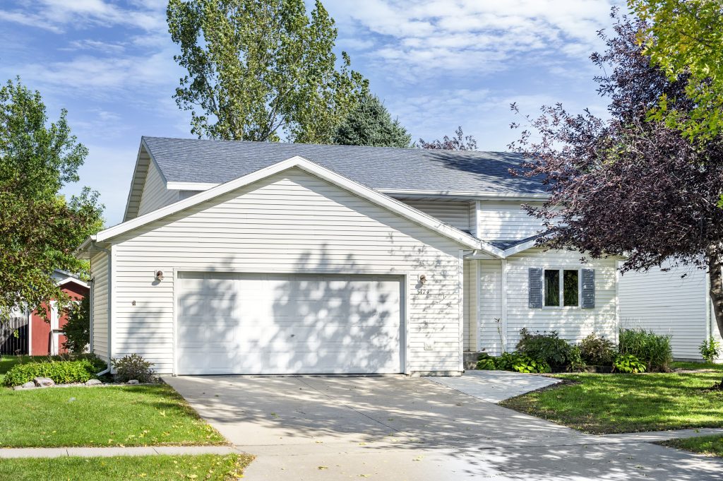 5174 8th Ave N, Grand Forks, ND 58201